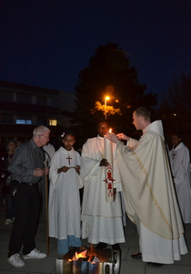 Image - Parvis_Jacques_allume_cierge_Vigile__pascale_Ste_Thérèse_2026-p068.JPG
